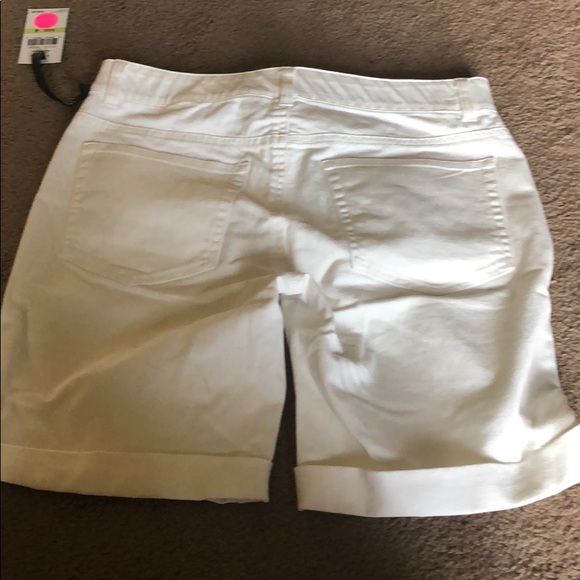 White shorts - Picture 4 of 4